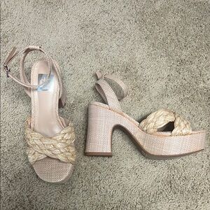 NEVER WORN DV Dolce Vita Raffia Maggie Ankle-Strap Platform Sandals - Size 6
